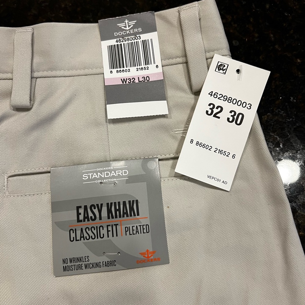 Men’s Dockers Classic Fit. Pleated. Easy Khaki